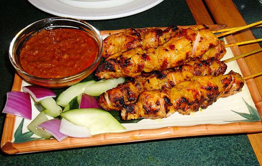 Succombez aux brochettes de poulet satay